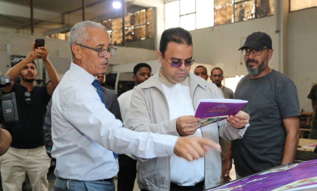 وزير التربية والتعليم يتابع سير عمليات توزيع الكتاب المدرسي بالمخازن الرئيسية