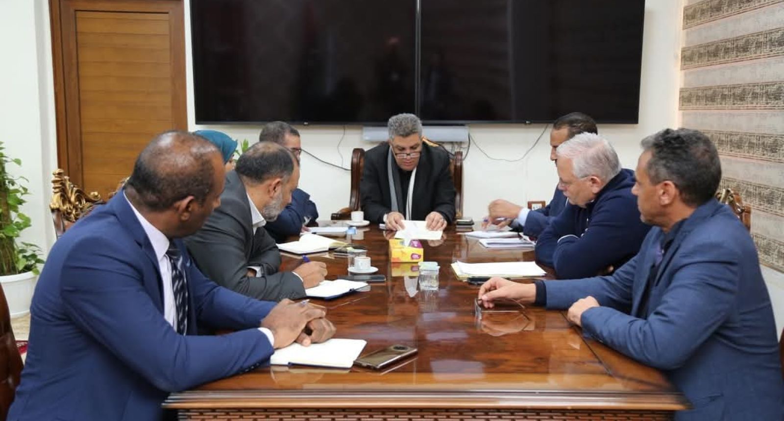 الوزير يجتمع بالوكلاء وعدد من مديري المراكز والمصالح والإدارت والمكاتب بشأن الاستعدادات لامتحانات الشهادات العامة