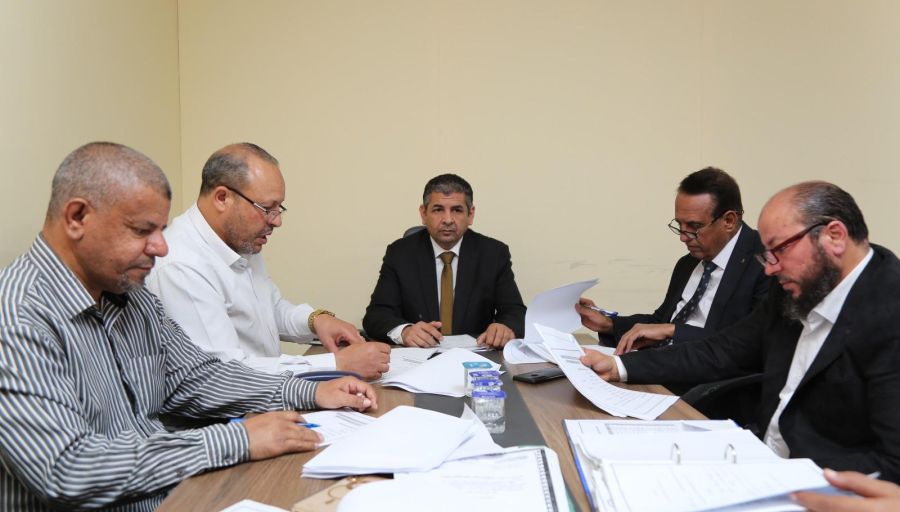 وزير التَّربية والتَّعليم يُتابع مع مُراقب تعليم درنة اِستئناف الدراسة بِمدارسها