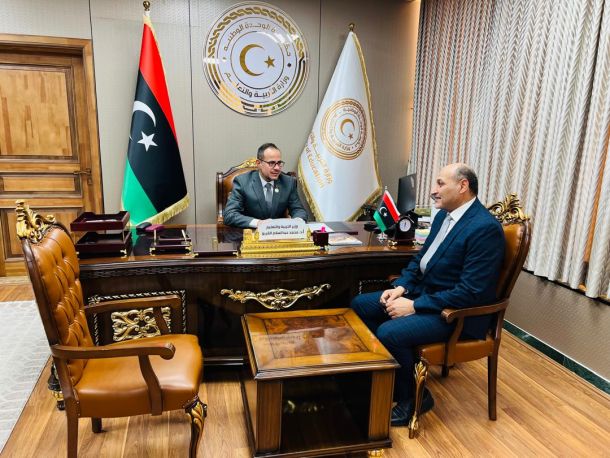 الوزير يعقد اجتماعاً مع وكلاء الوزارة ومستشاريه لمناقشة آليات العمل داخل الوزارة والجهات التابعة لها في تنفيذ خطة الـ100 يوم