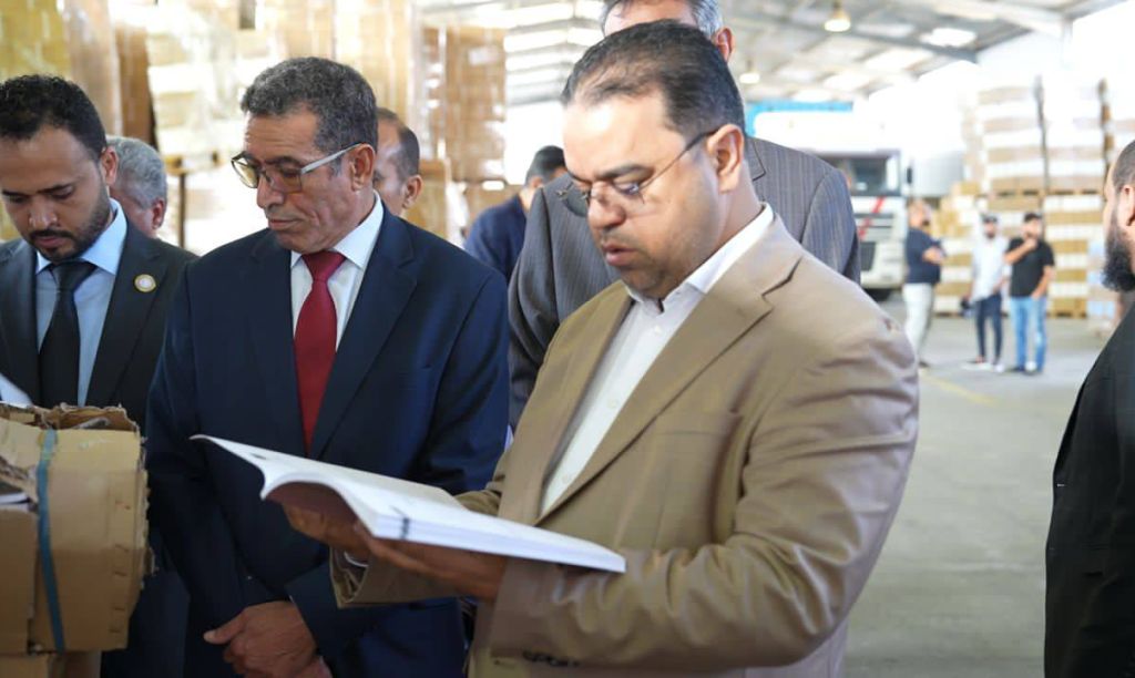 وزير التربية والتعليم يتابع سير عمليات توزيع الكتاب المدرسي بالمخازن الرئيسية