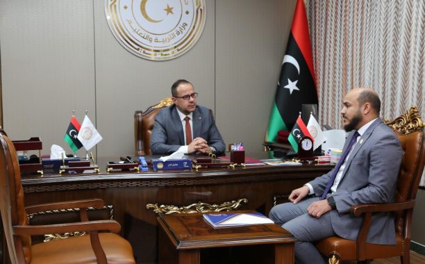 الوزير يعقد اجتماعاً مع وكلاء الوزارة ومستشاريه لمناقشة آليات العمل داخل الوزارة والجهات التابعة لها في تنفيذ خطة الـ100 يوم