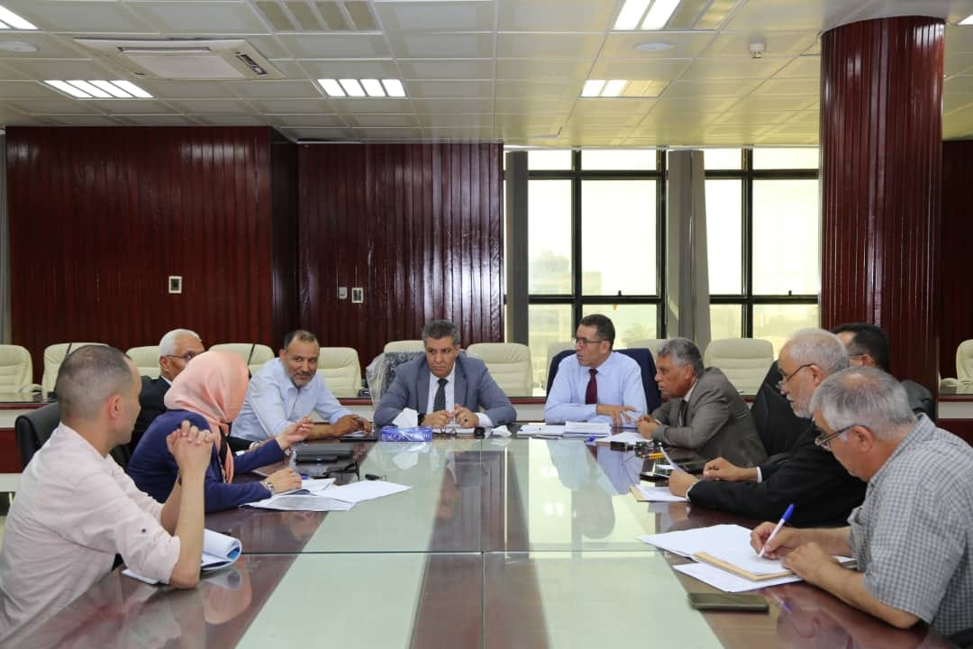 الْوزِير يجتمع بِاللجنة العُليا للامتحانات وَيُشدِّد على إحالة كل مُخالف للوائِح إلى التَّحقيق - وزارة التربية والتعليم الْوزِير يجتمع بِاللجنة العُليا للامتحانات وَيُشدِّد على إحالة كل مُخالف للوائِح إلى التَّحقيق