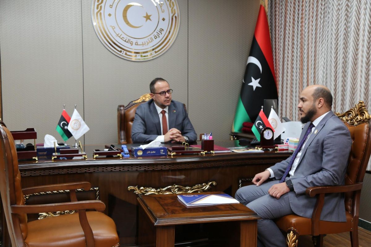 الوزير يعقد اجتماعًا مع مكتب التعاون الدولي، والإعلام والاتصال