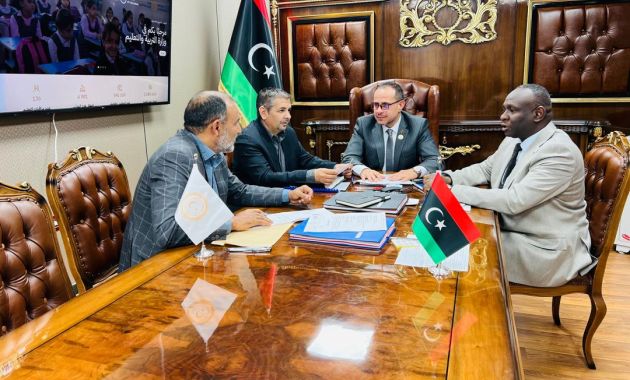 مدير المركز الوطني للامتحانات يعقد اجتماعًا بمديري الإدارات والمكاتب بالمركز