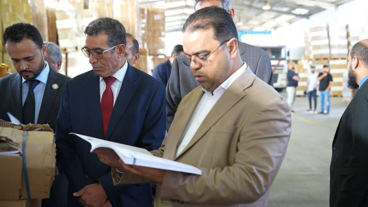 وزير التربية والتعليم يتابع سير عمليات توزيع الكتاب المدرسي بالمخازن الرئيسية