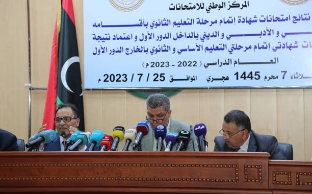 مُدير مركز الاِمتحانات يعتذر لــ 10 من طلبة الشهادة الثانوية ضاعت أوراق إجاباتهم - وزارة التربية والتعليم مُدير مركز الاِمتحانات يعتذر لــ 10 من طلبة الشهادة الثانوية ضاعت أوراق إجاباتهم