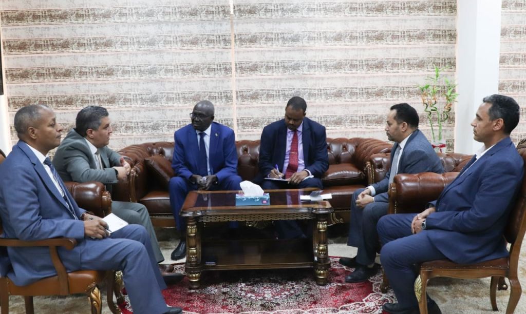 الوزير والسفير السوداني يَبحثان أوضاع المدرسة السودانية في ليبيا وتسجيل التلاميذ والطلاب اللاجئين