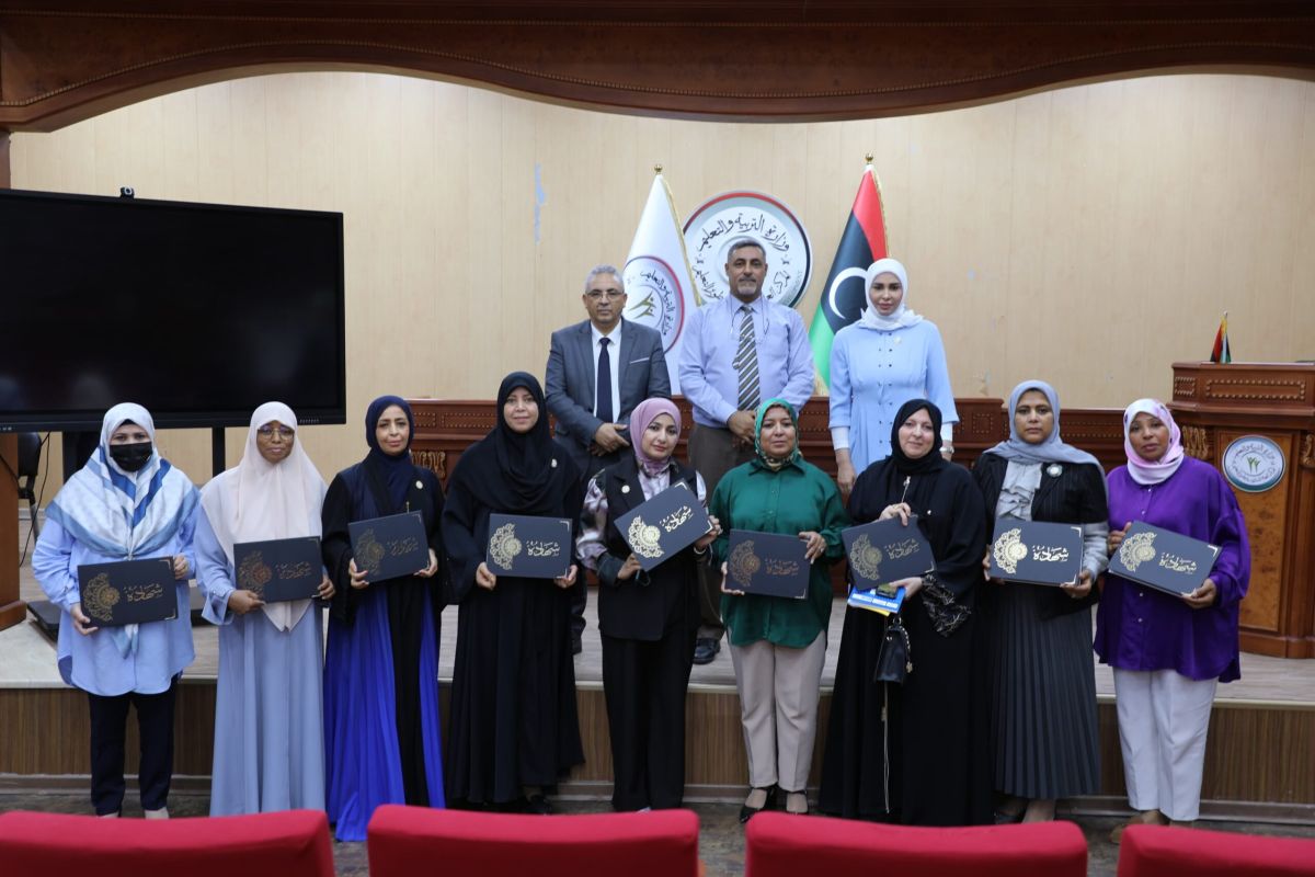 اختتام الدورة التدريبية "تمكين المرأة وتعزيز دورها في العملية التعليمية" التي نظمها مكتب دعم وتمكين المرأة بالوزارة