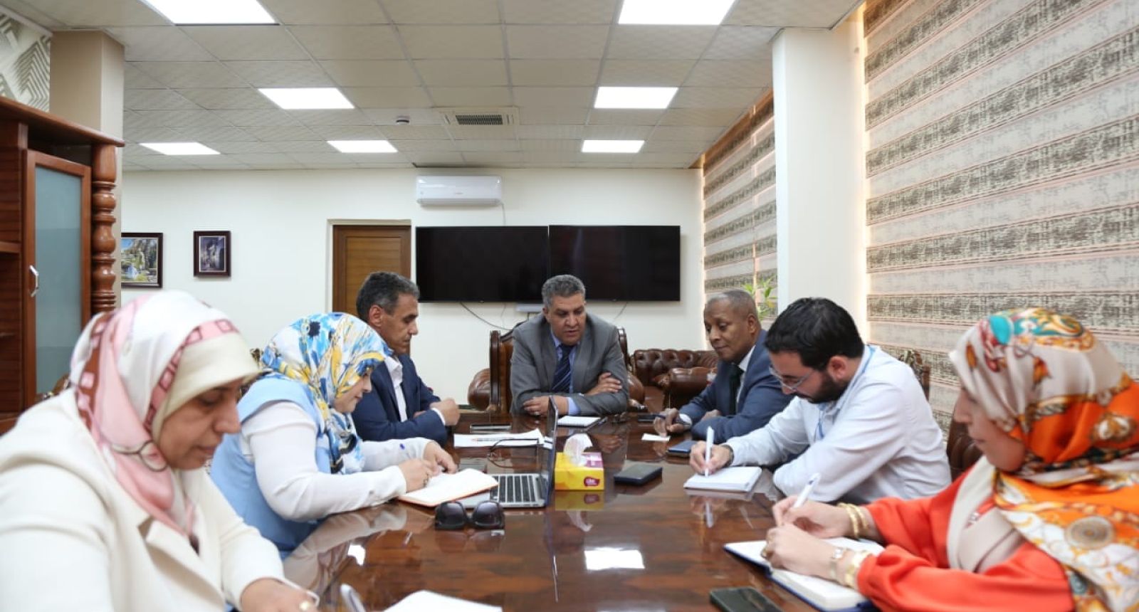 الْوزير يطّلع على تقرير لجنة التّغدية المدرسية حَول الأسبوع الأول لليوم الدّراسي الكامِل