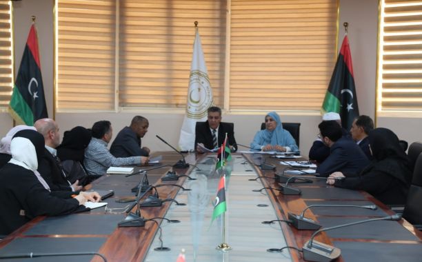 الْوزير يطّلع على عَمل لجنة إدارة المعلومات التّربوية بِالوزارة
