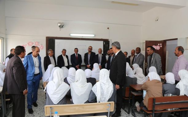 وزير التربية والتعليم المكلف يوقع قرارات تسوية الدرجات الوظيفية لعدد من المعلمين والموظفين