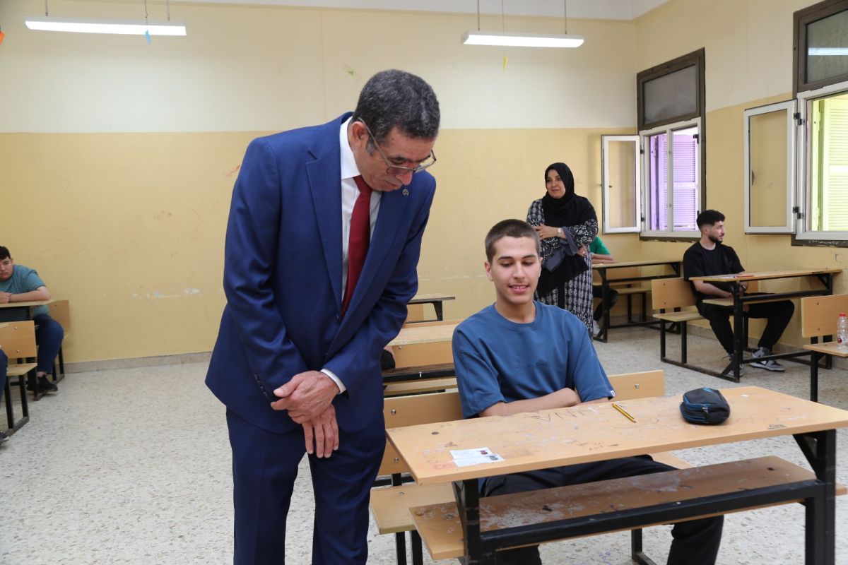 وكيل الوزارة لشؤون المراقبات يتفقد انطلاق الاِمتحانات النهائية لشهادة إتمام مرحلة التعليم الثانوي - وزارة التربية والتعليم وكيل الوزارة لشؤون المراقبات يتفقد انطلاق الاِمتحانات النهائية لشهادة إتمام مرحلة التعليم الثانوي
