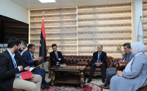 وَزِير التَّربية والتَّعليم يجتمع بِمندوبي شركات طباعة الكتاب المدرسي للعام الدِّراسي المُقبل