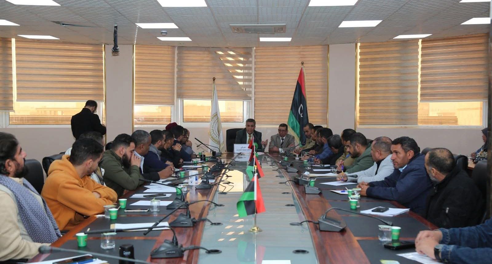 الوزير يترأّس الاِجتماع المُوسّع لِرؤساء أقسام الإعلام والاِتّصال بِالمراقبات