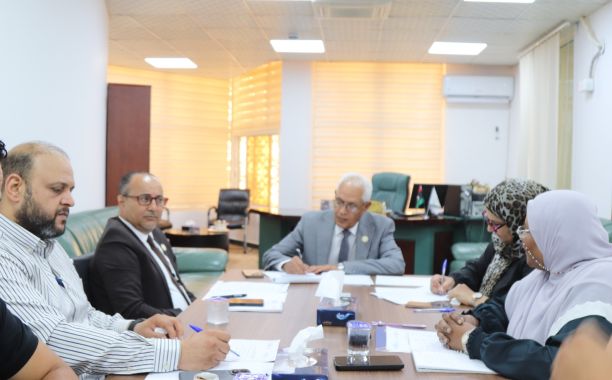 وزير التربية والتعليم يلتقي مدير إدارة الشؤون الإدارية والمالية ويطّلع على سير العمل والإجراءات الإدارية والمالية