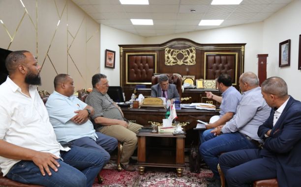 وَزِير التَّربية والتَّعليم يجتمع بِمندوبي شركات طباعة الكتاب المدرسي للعام الدِّراسي المُقبل