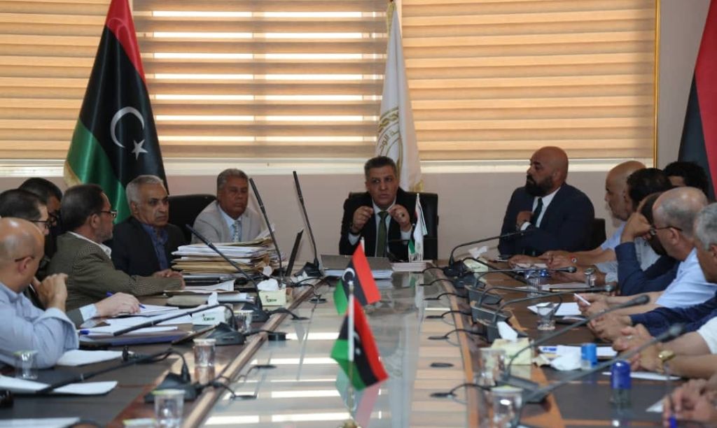 وَزِير التَّربية والتَّعليم يجتمع بِمندوبي شركات طباعة الكتاب المدرسي للعام الدِّراسي المُقبل