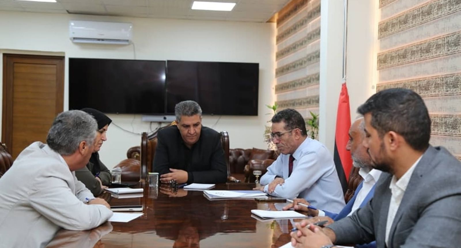 خِلال اِجتماعه مع وكلاء الوزارَة ومركز المناهِج ومصلحة المرافق .. الوزير يُتابع جُهود دعم المناطق المتضرِّرة - وزارة التربية والتعليم خِلال اِجتماعه مع وكلاء الوزارَة ومركز المناهِج ومصلحة المرافق .. الوزير يُتابع جُهود دعم المناطق المتضرِّرة