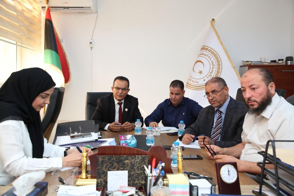 لجنة سد العجز تواصل عقد اجتماعاتها