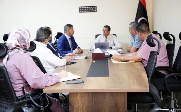 وزير التربية والتعليم يلتقي مدير إدارة الشؤون الإدارية والمالية ويطّلع على سير العمل والإجراءات الإدارية والمالية